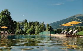 Hotel Norica - Thermenhotels Gastein mit dem Bademantel direkt in die Therme